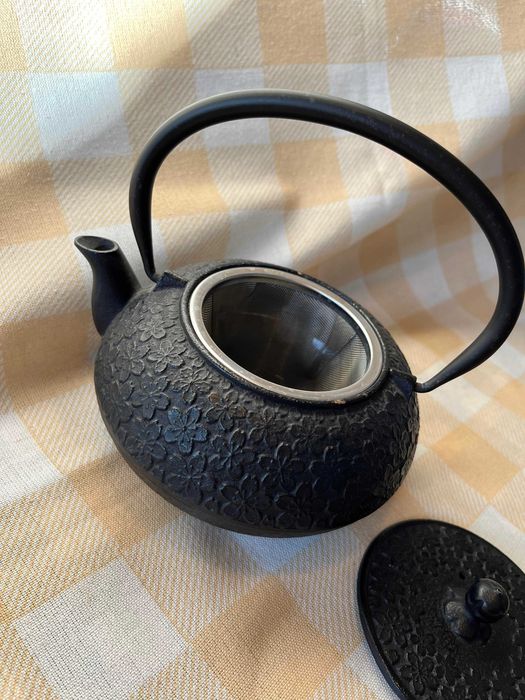 Set ceainic japonez cu 4 cesti din fonta