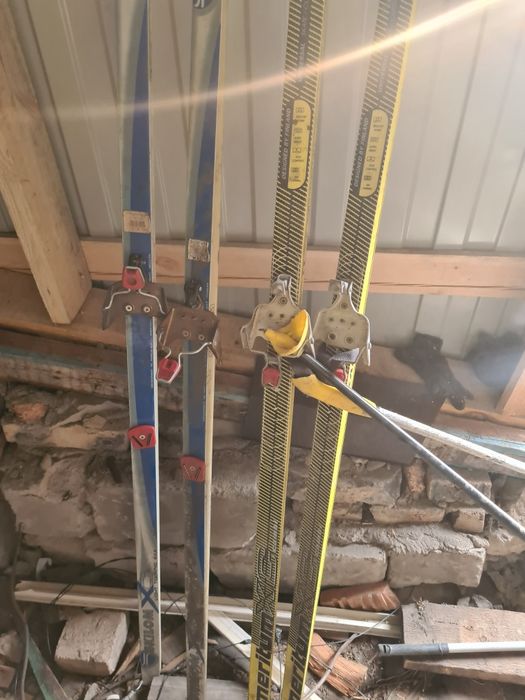 Продаю пластиковые  лыжи с палками.