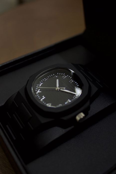 Часы из чистого Карбона, с Арабскими цифрами