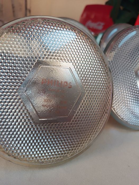 5 Spoturi PAR 38 Philips NOI
Spoturile sunt noi , 220 V - 80 W.