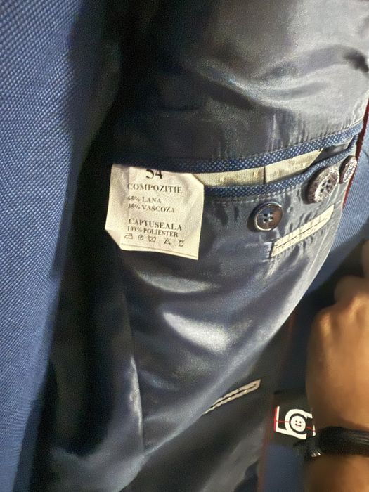 Costum marimea 52  impecabil