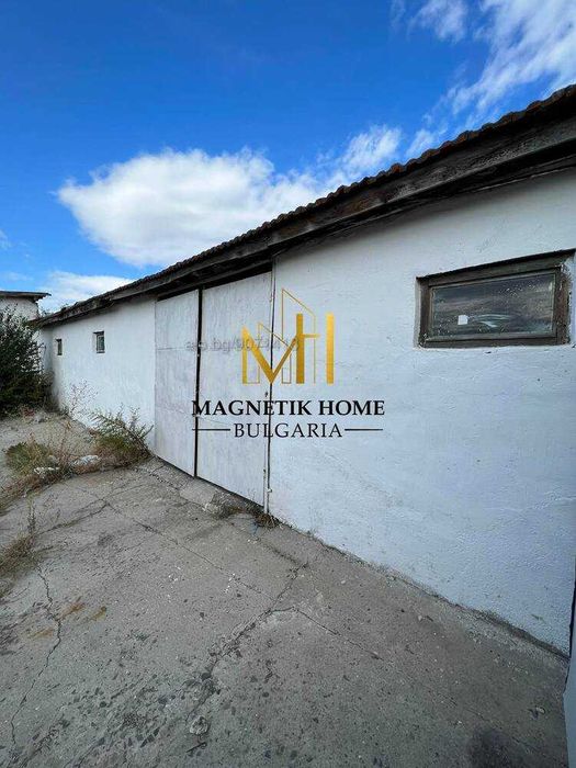 Складова база с товарен вход и частен паркинг в ж.к. Долно Езерово