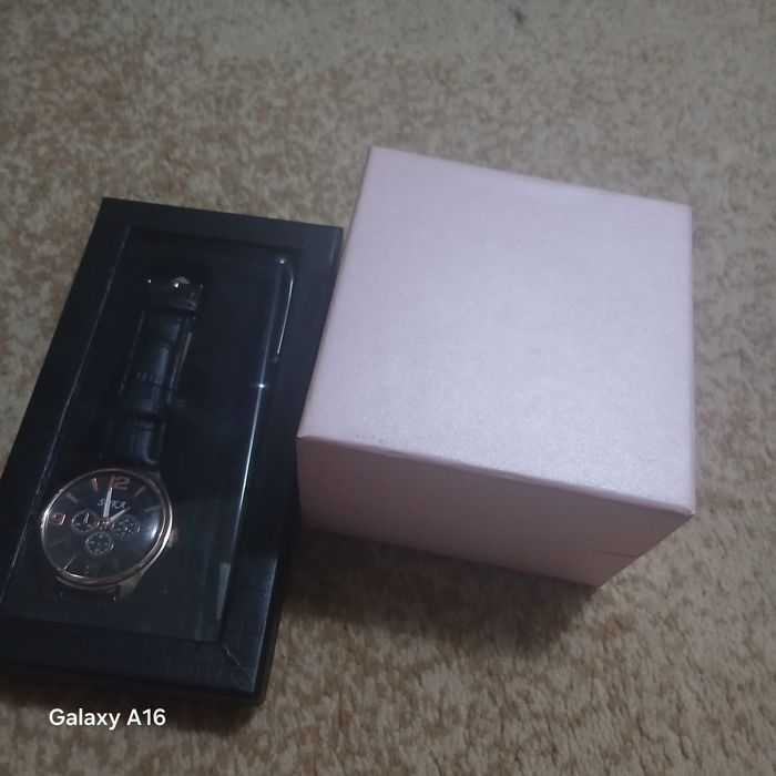 Qol soatlar sotiladi. Karobkada