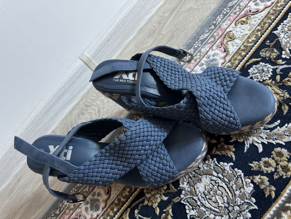 Sandale cu platformă