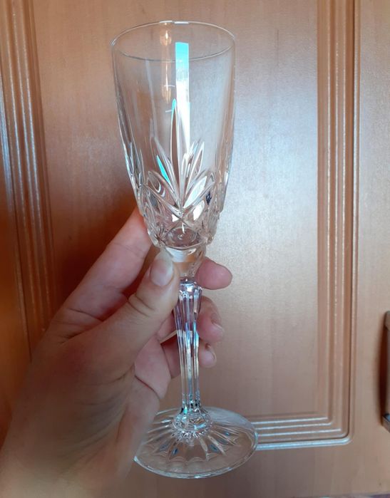 Два комплекта кристални чаши за вино и кристален пепелник