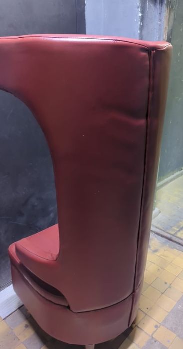 Кресло из эко кожи.