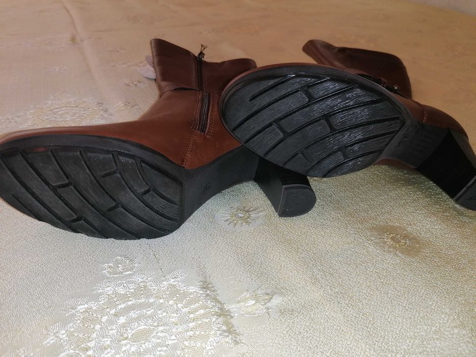 Ботуши нови на Caprice