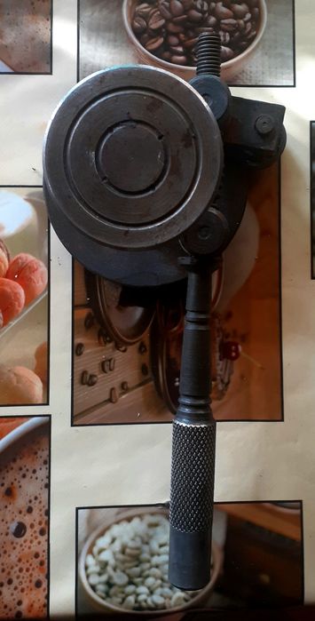 Машинка для закрутки крышек . Консервация .