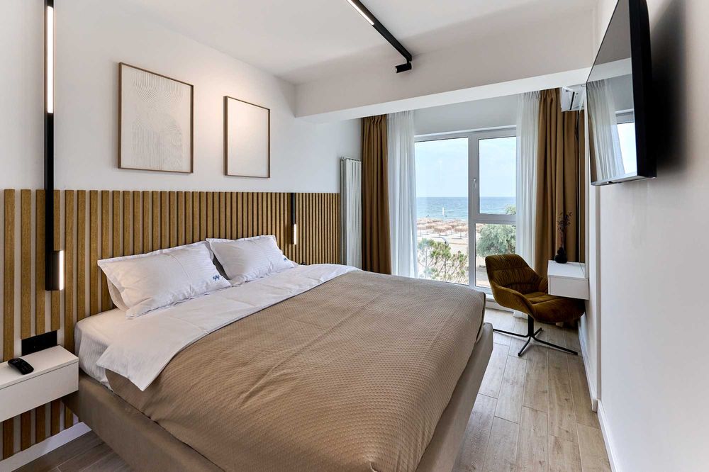 Ofer pentru inchiriere apartament 3 camere cu vedere frontala la mare