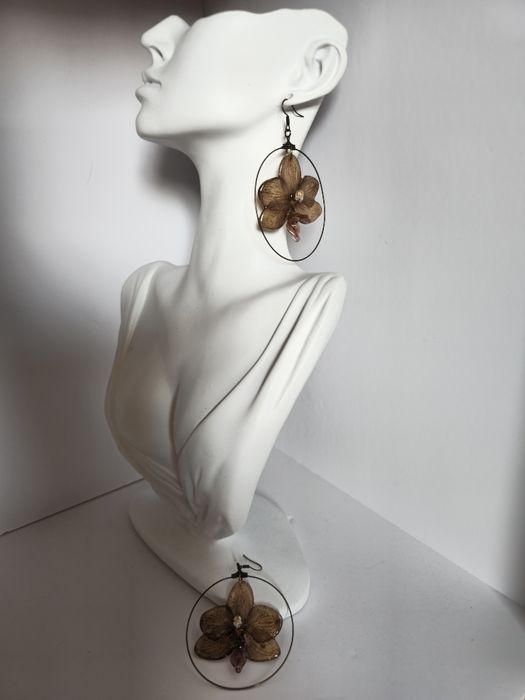 Обеци с естествен цвят на орхидея в кафяви нюанси.
Цветето е с размери
