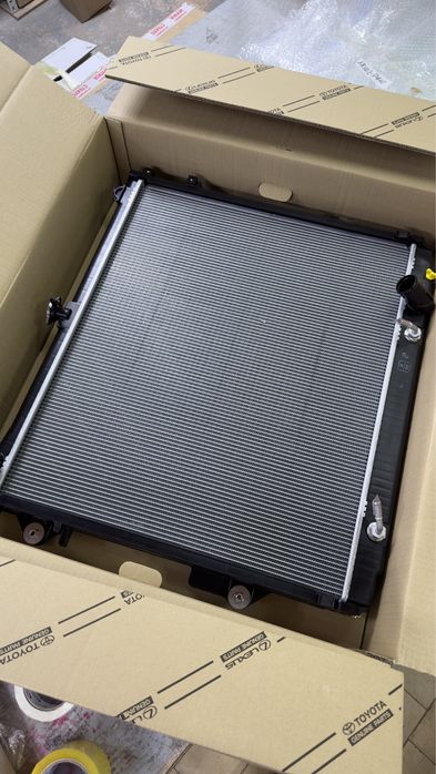 Радиатор на Крузак Тойота LC 200 Лексус LX 570