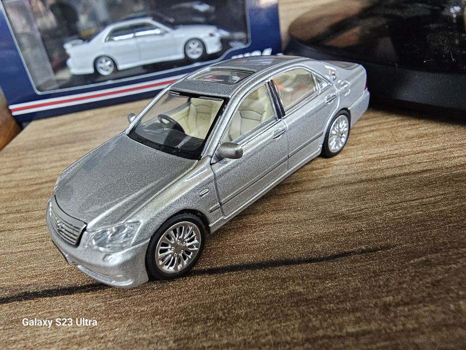 Модель 1/64 Toyota Crown 2007