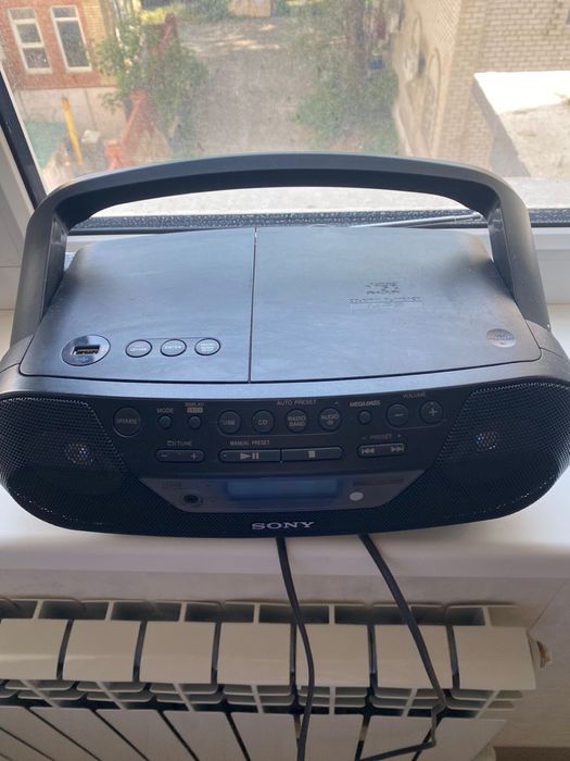 Магнитофон SONY.