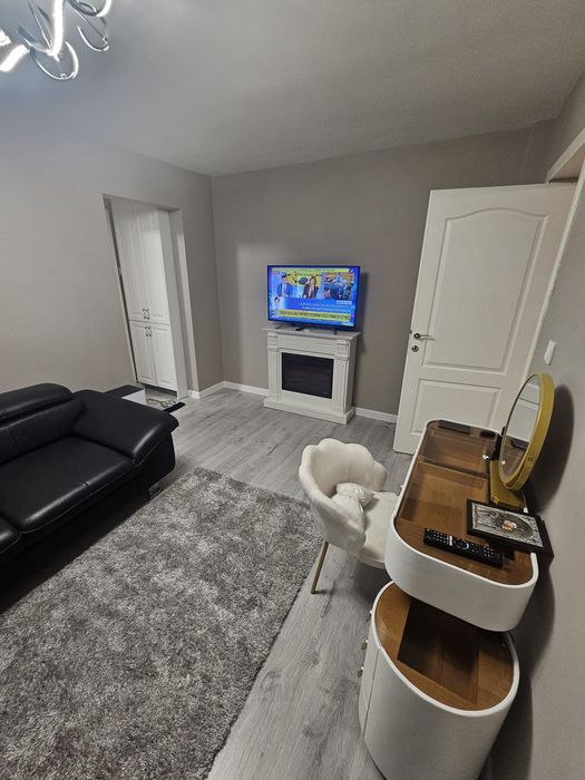 Închiriez apartament doua camere.