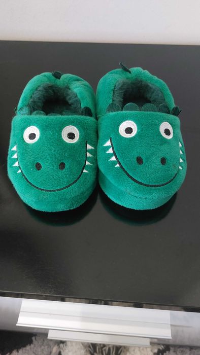 Детски пантофи UK 7 8 НОВИ