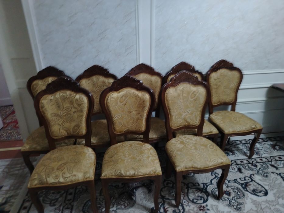 Стол 1 шт и стулья 8 шт.