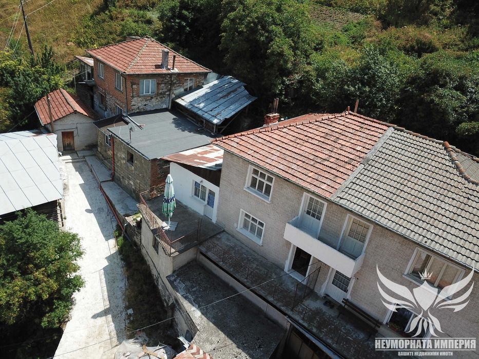 Продавам къща 225РЗП с 266 кв.м. двор в с.Забърдо обл.Смолян