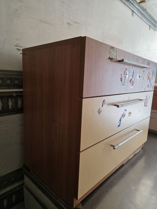 Продавам скрин с 3 чекмеджета – запазен