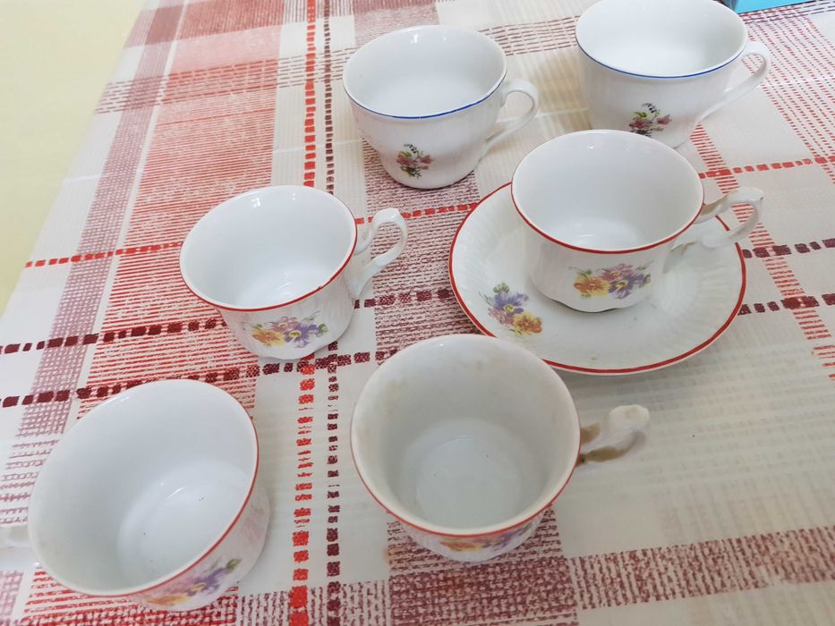 Cesti de cafea cu farfuriute