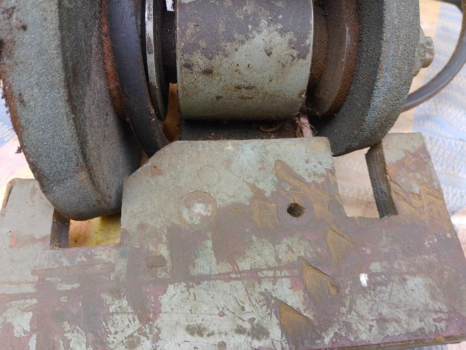 Шмиргел за заточване на стругарски ножове