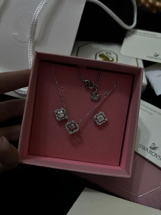 Четири сета на Swarovski