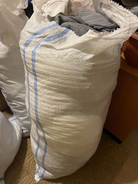 Haine la sac cu blugi ,plovere ,tricouri ,blazere diferite marimi