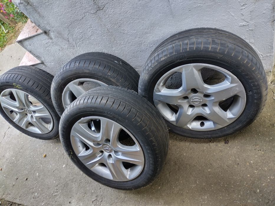 Vând jante de tabla cu cauciucuri de vara