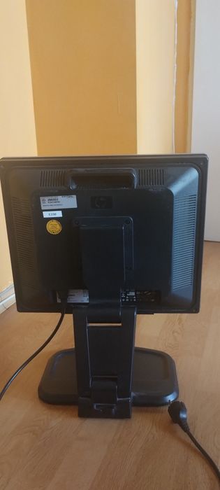 Монитор HP със стойка