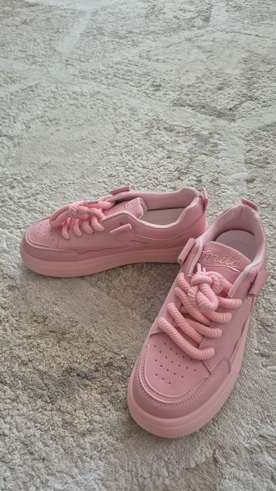 Кроссовки женские