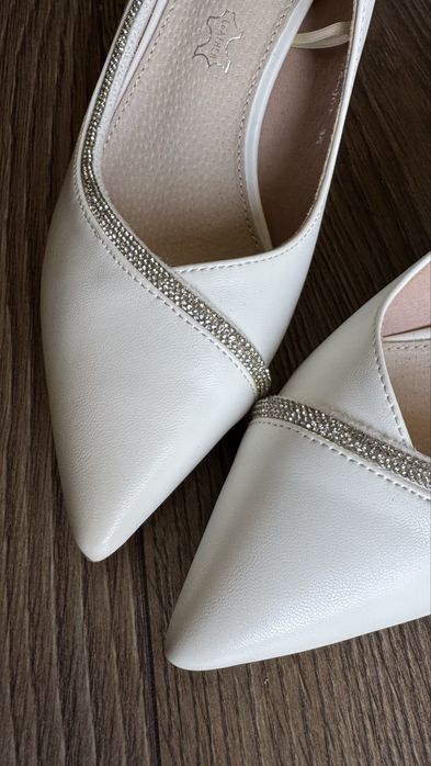 Стилни бели дамски обувки