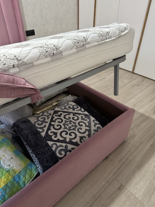Продаю кровать 160*200 с матрасом