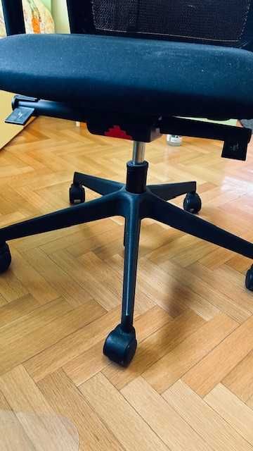 Въртящ стол за офиса или вкъщи