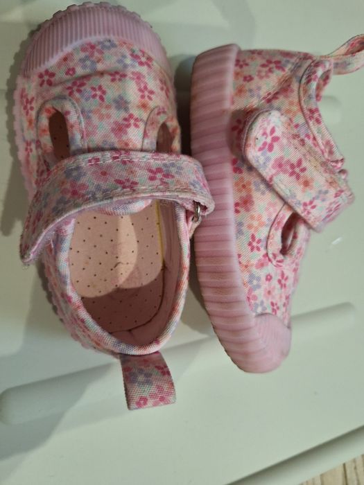 Tenisi/papuci de casa ca noi