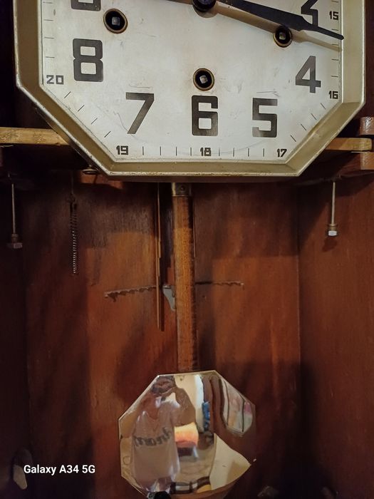 Продавам атикварни часовници.