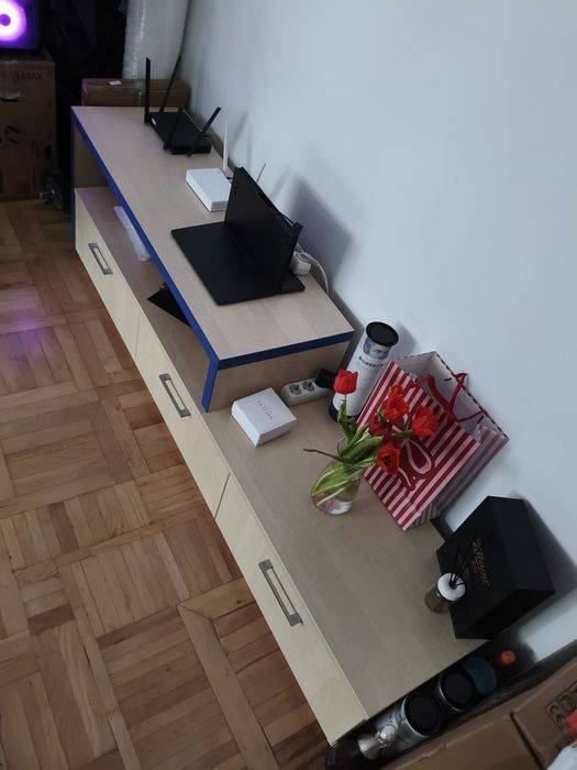 Vând Comodă Tv cu spațiu de depozitare