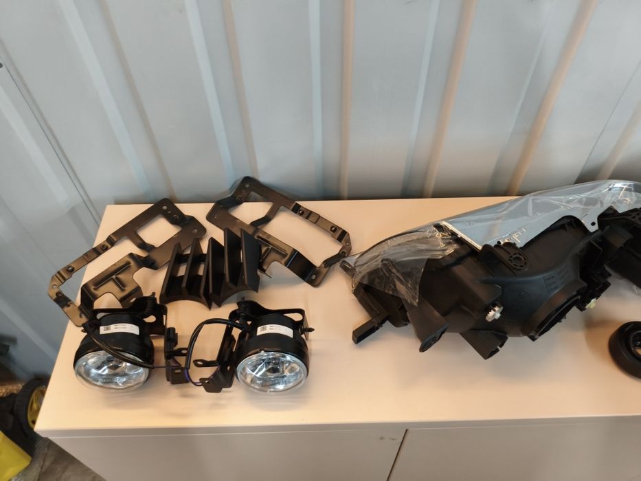 Фары Mitsubishi Montero Sport