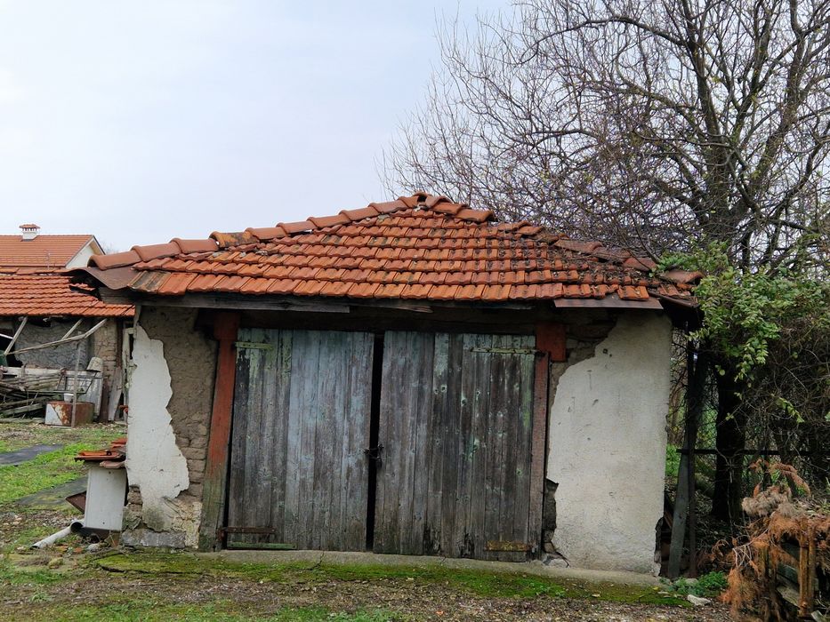 Двуетажна къща в село Средец