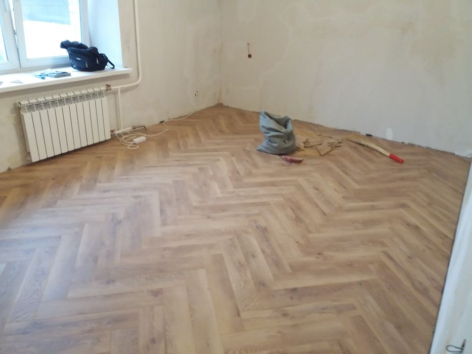 Ламинат, линолеум, плинтус. (Юрий)