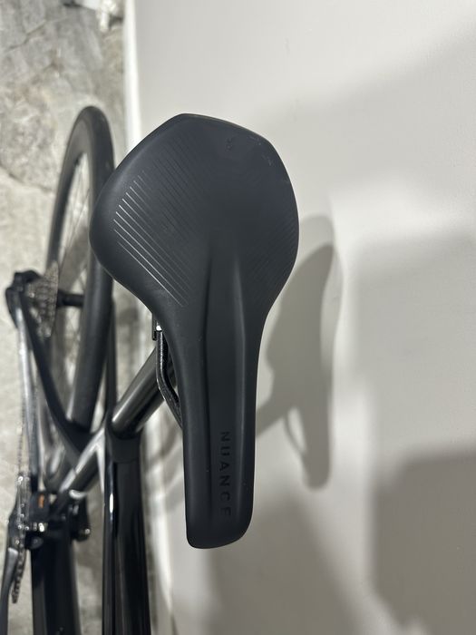 Cursiera Carbon BMC echipata Di2 cu 2x12 speed an 2025