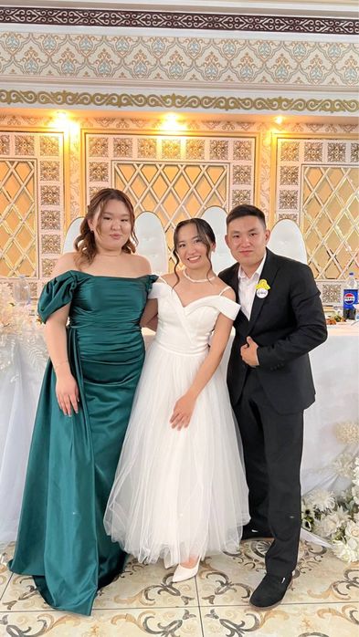 Белое платье миди длины