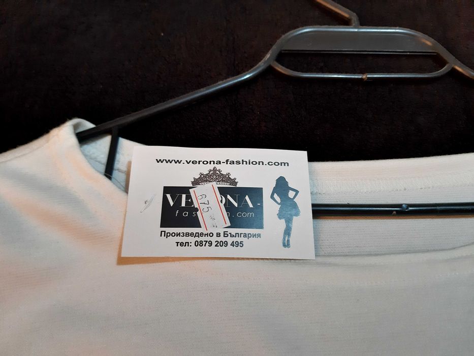 Рокля с декоративни копчета