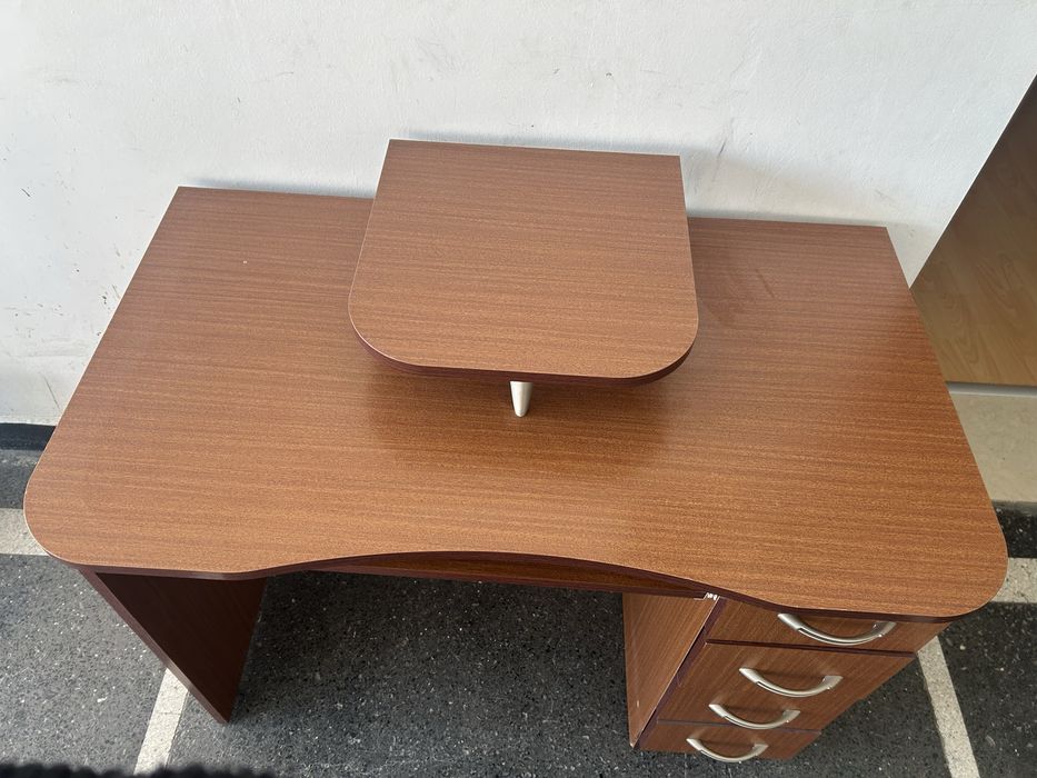 Използвано бюро с шкафчета