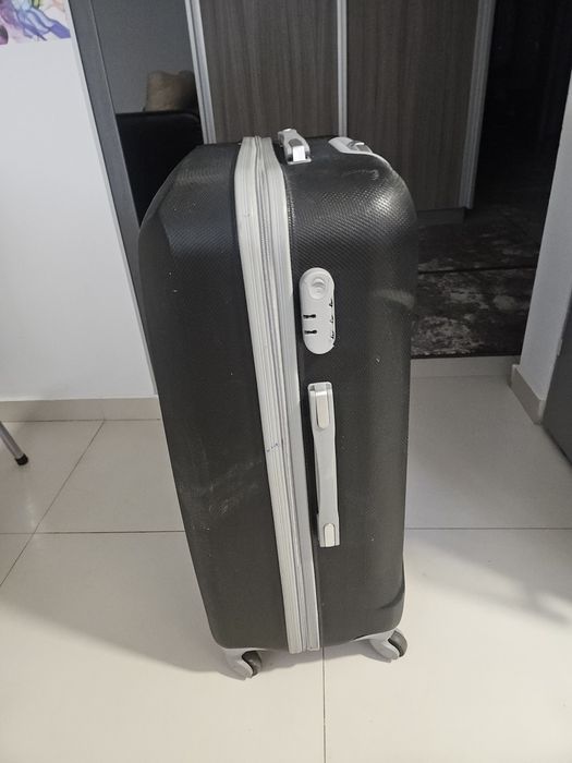 Geamantan negru de dimensiune medie