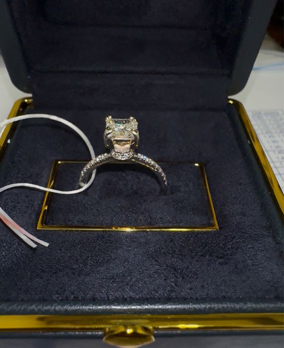 НАТУРАЛЬНЫЙ брилиант колечко