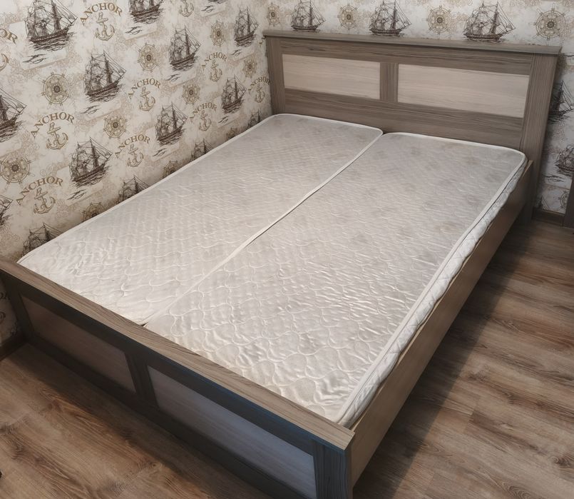 Кровать двухспальная с матрасами.