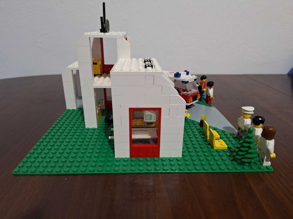 Lego 6380: Emergency Treatment Center (St. Mary's Hospital)