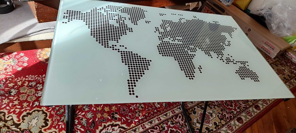 Стъклено бюро с мотив на карта на света