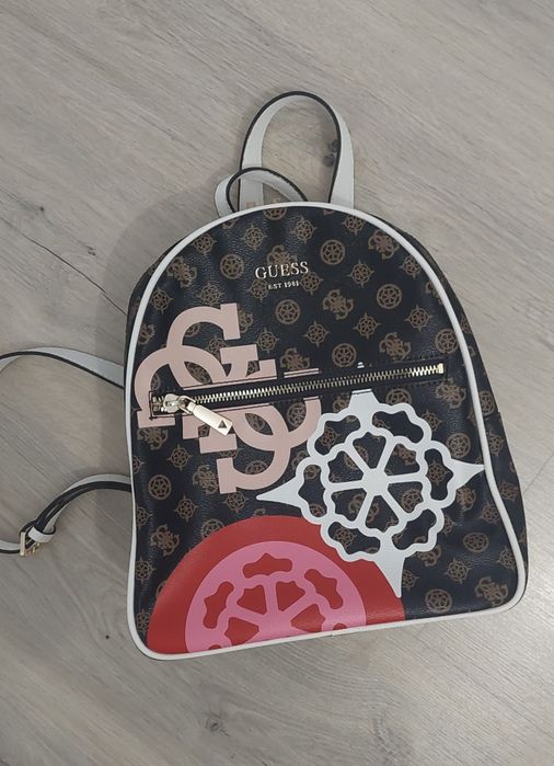 Vând rucsac Guess,în stare impecabila