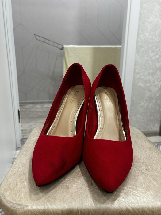 Продам туфли красные