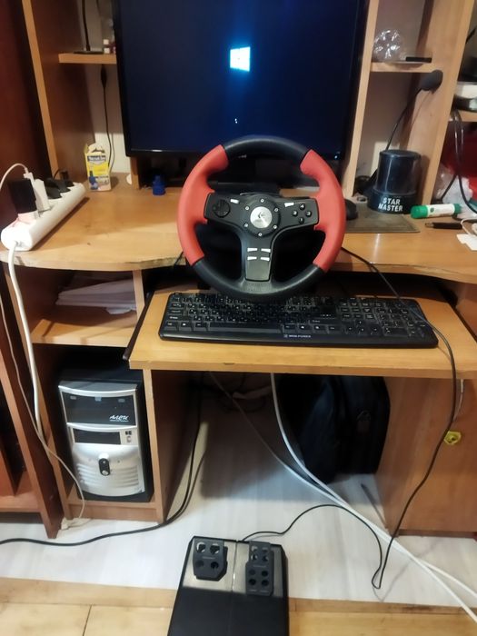 Руль с педалями.